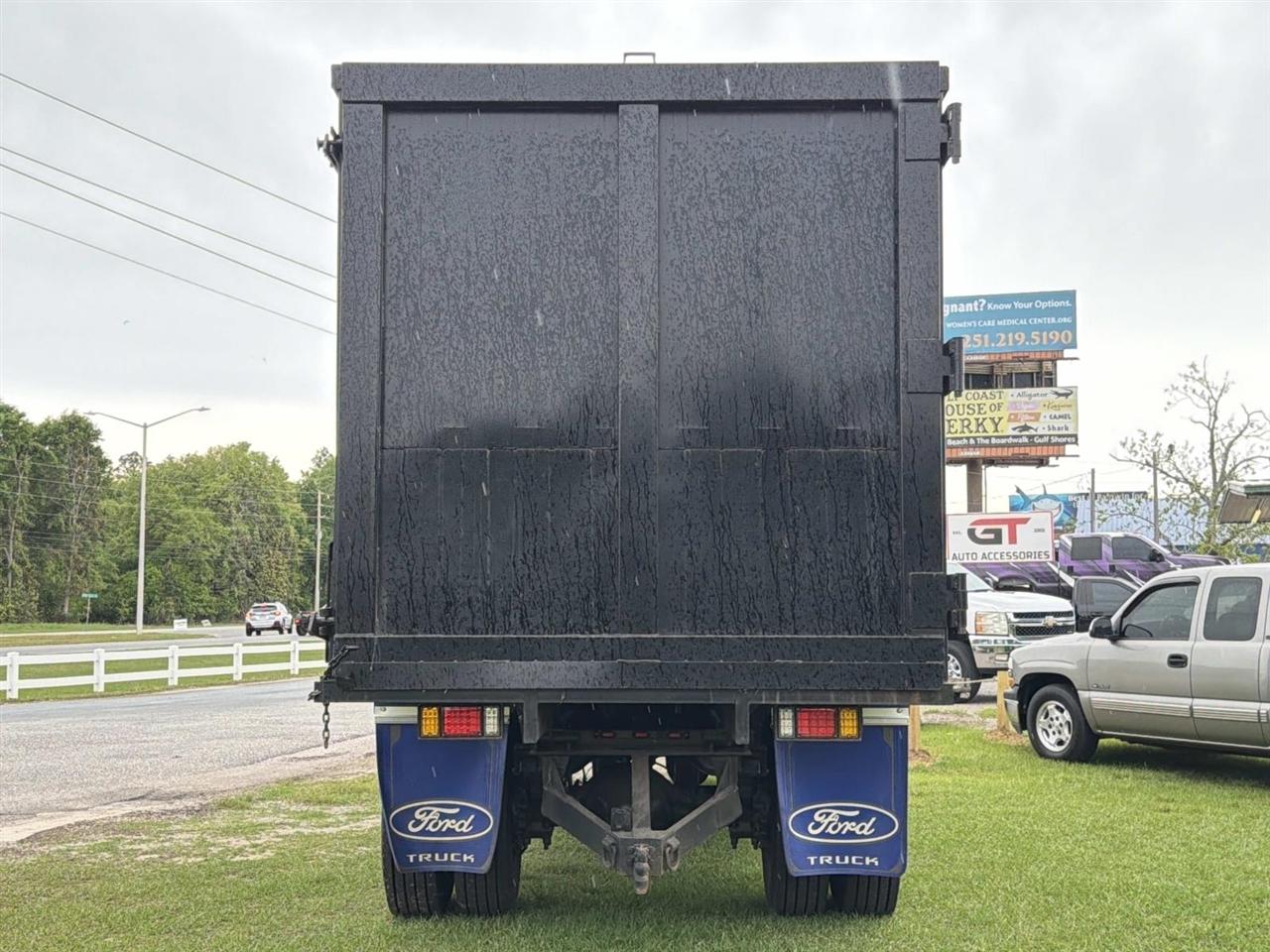 Ford Super Duty F-650 Straight Frame Reg Cab XLT 2005