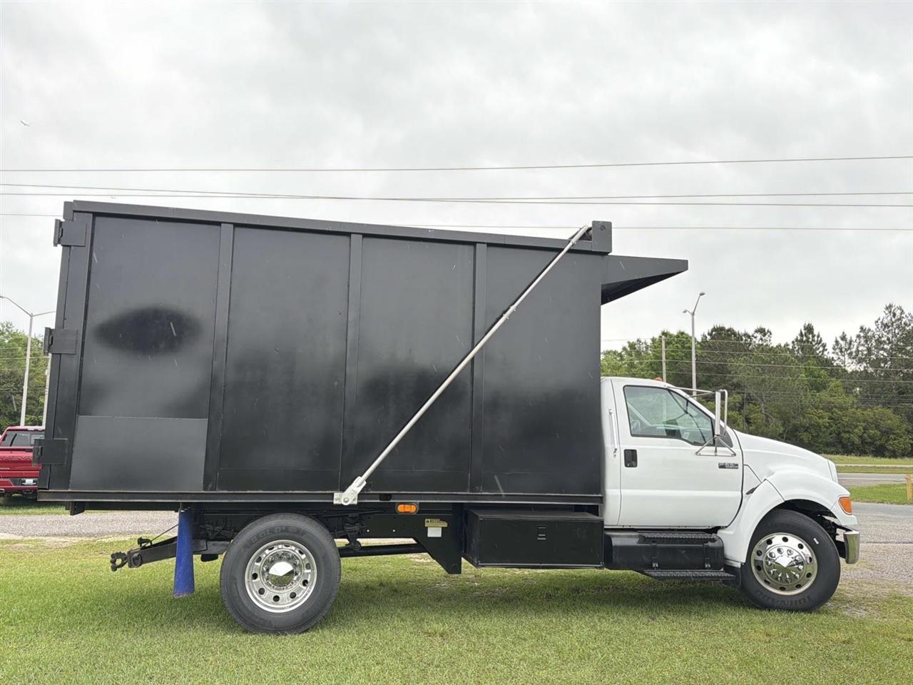 Ford Super Duty F-650 Straight Frame Reg Cab XLT 2005