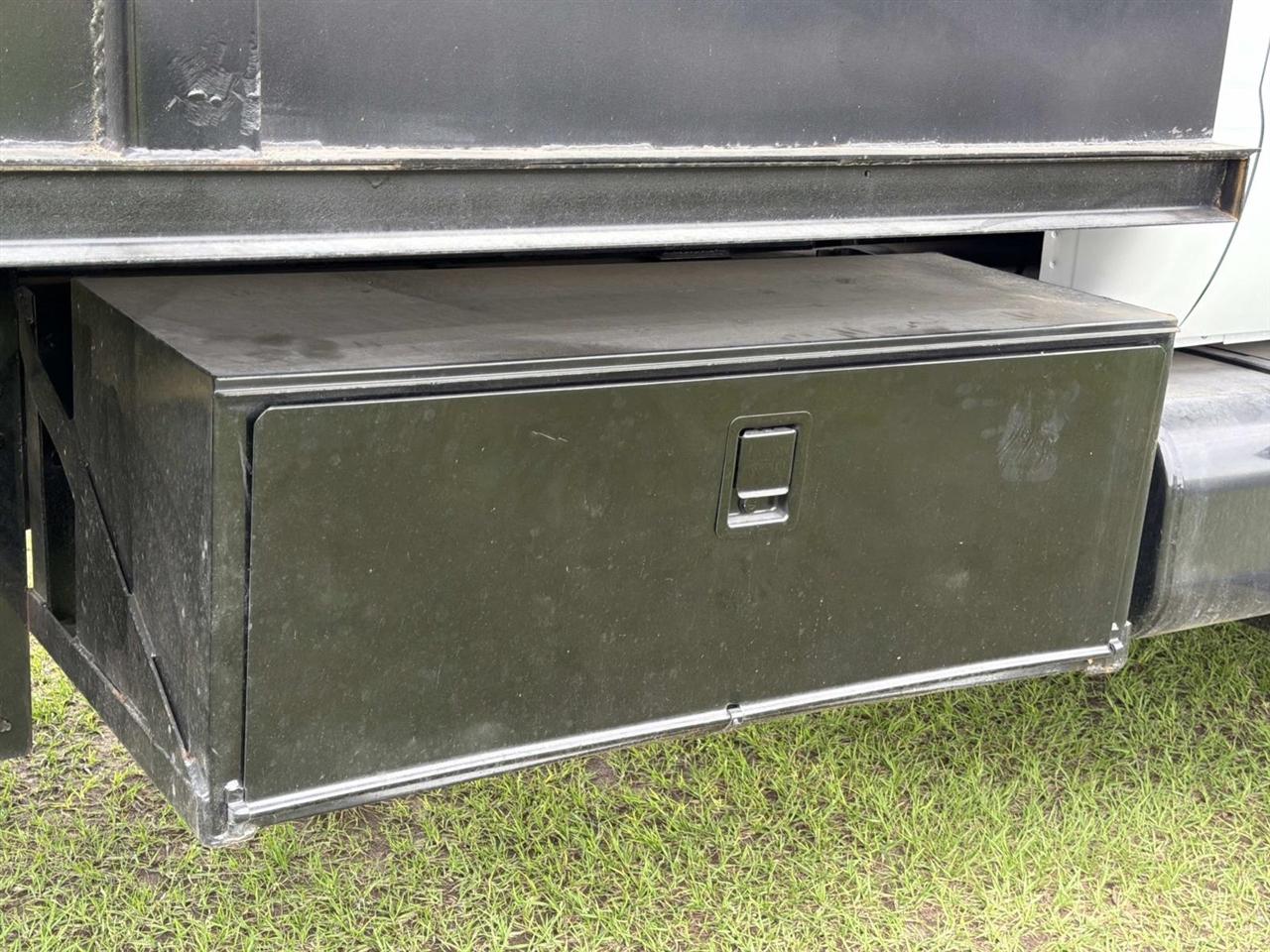 Ford Super Duty F-650 Straight Frame Reg Cab XLT 2005