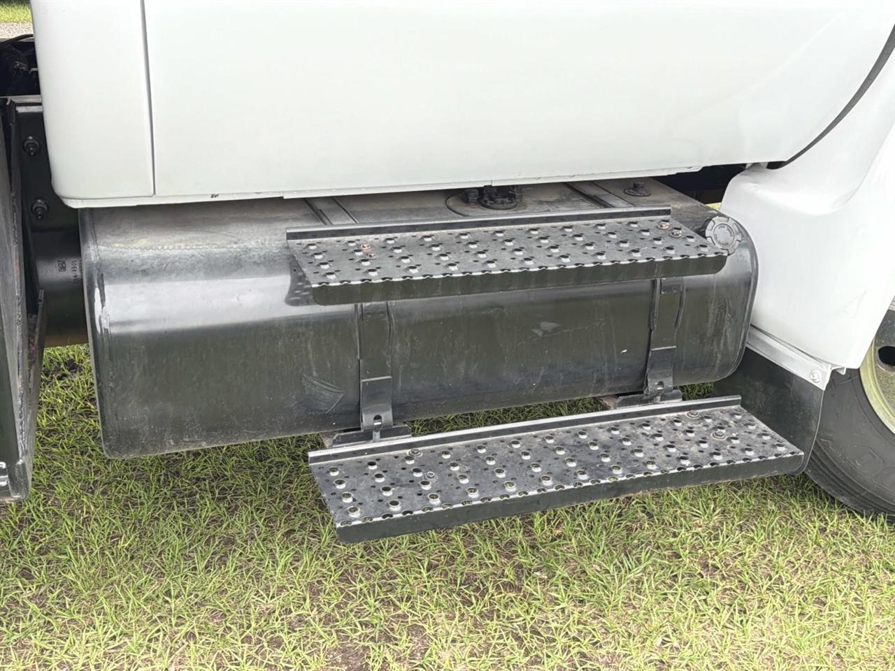 Ford Super Duty F-650 Straight Frame Reg Cab XLT 2005