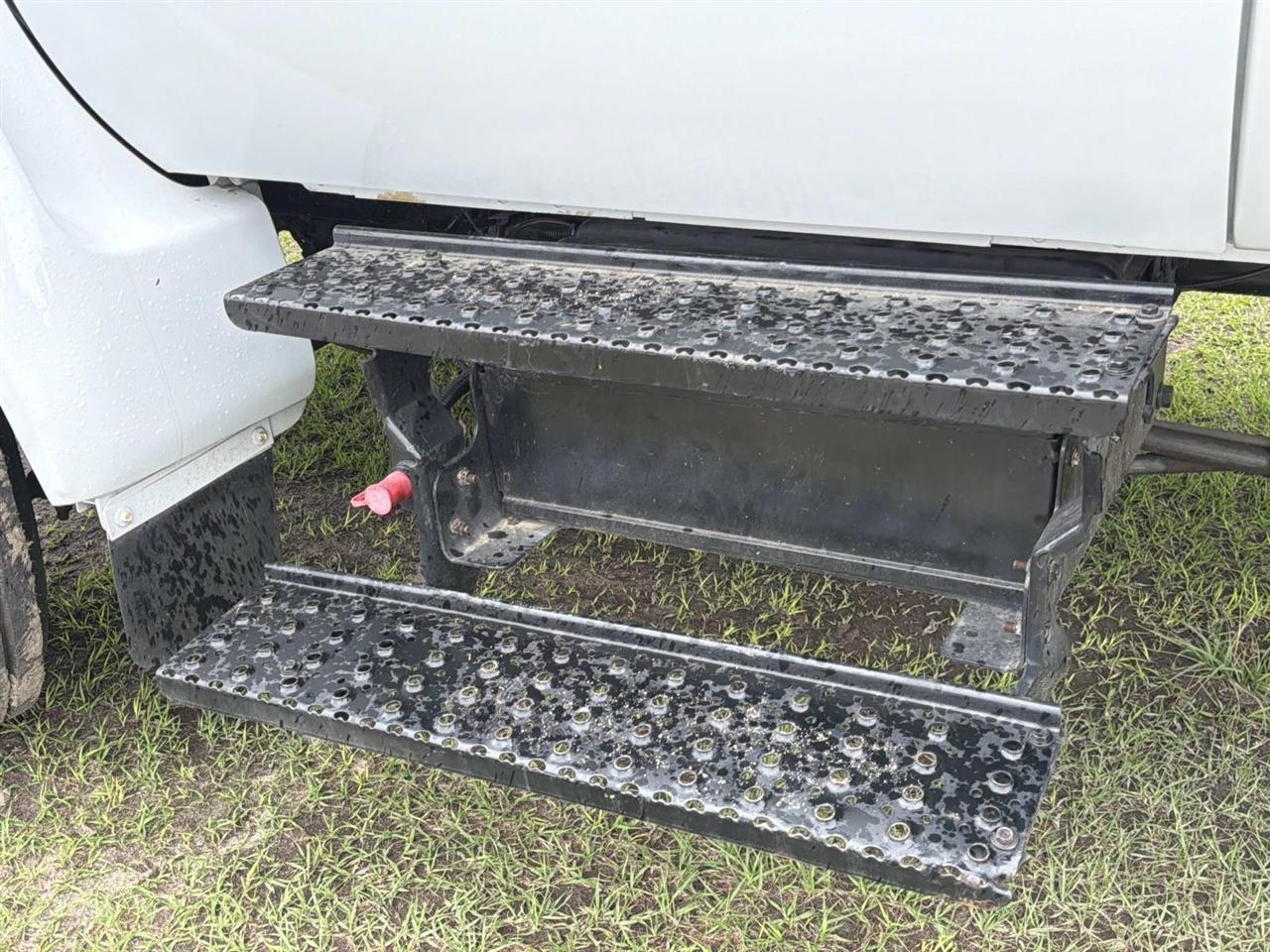 Ford Super Duty F-650 Straight Frame Reg Cab XLT 2005