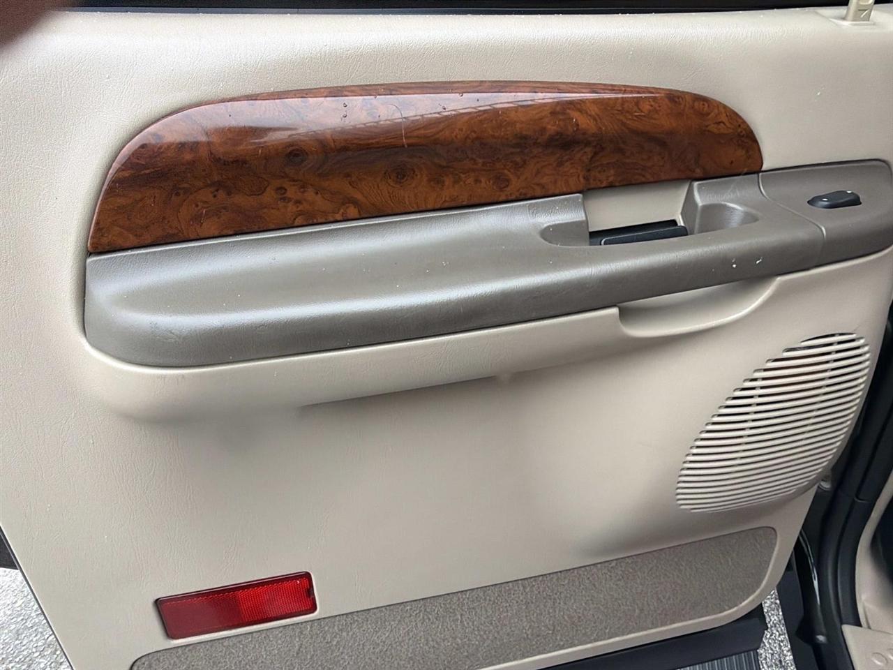 Ford Excursion 137" WB Limited 4WD 2000