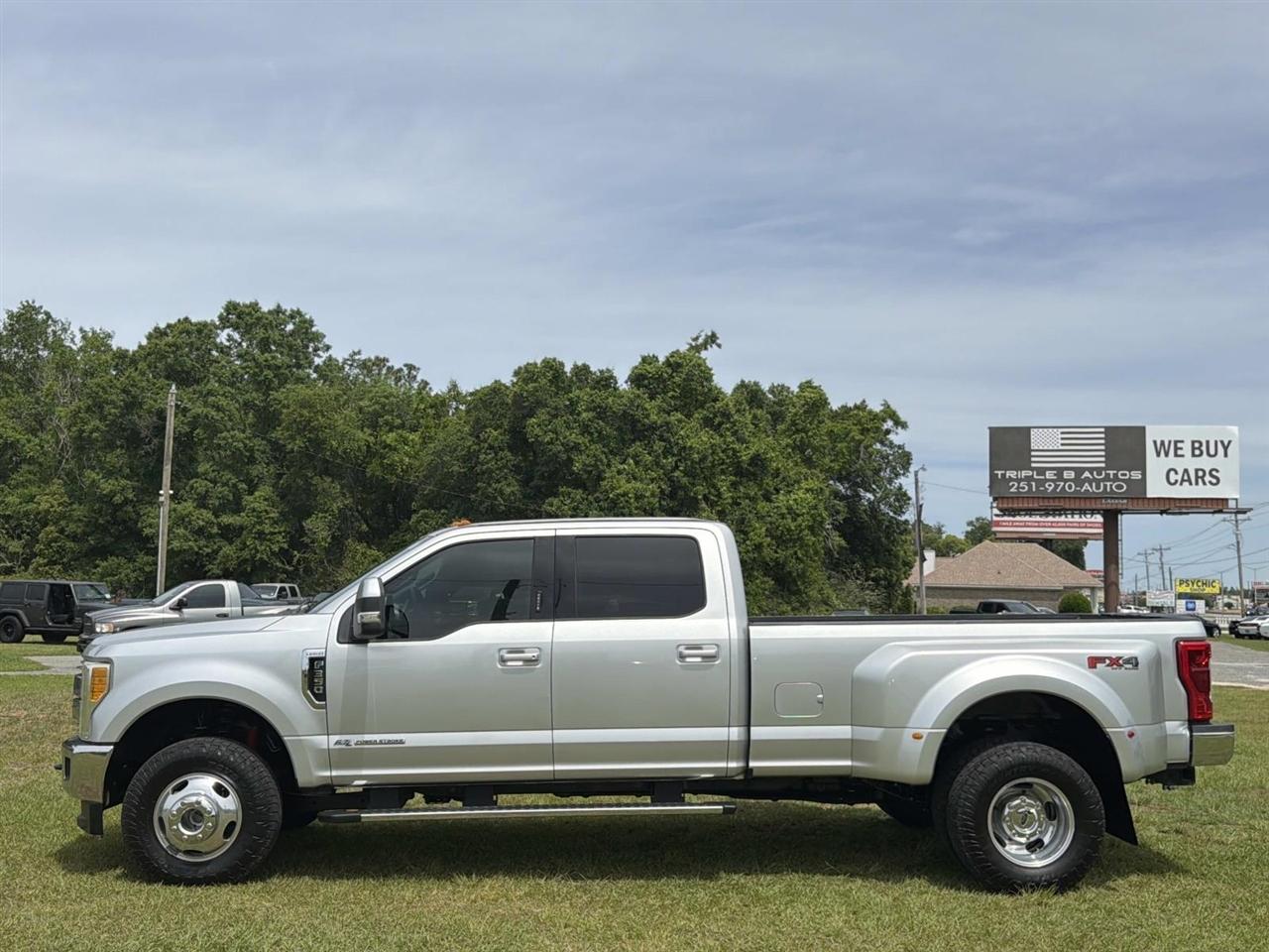 Ford Super Duty F-350 DRW Crew Cab 172" Lariat 4WD 2017