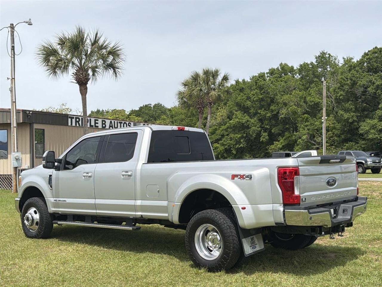 Ford Super Duty F-350 DRW Crew Cab 172" Lariat 4WD 2017