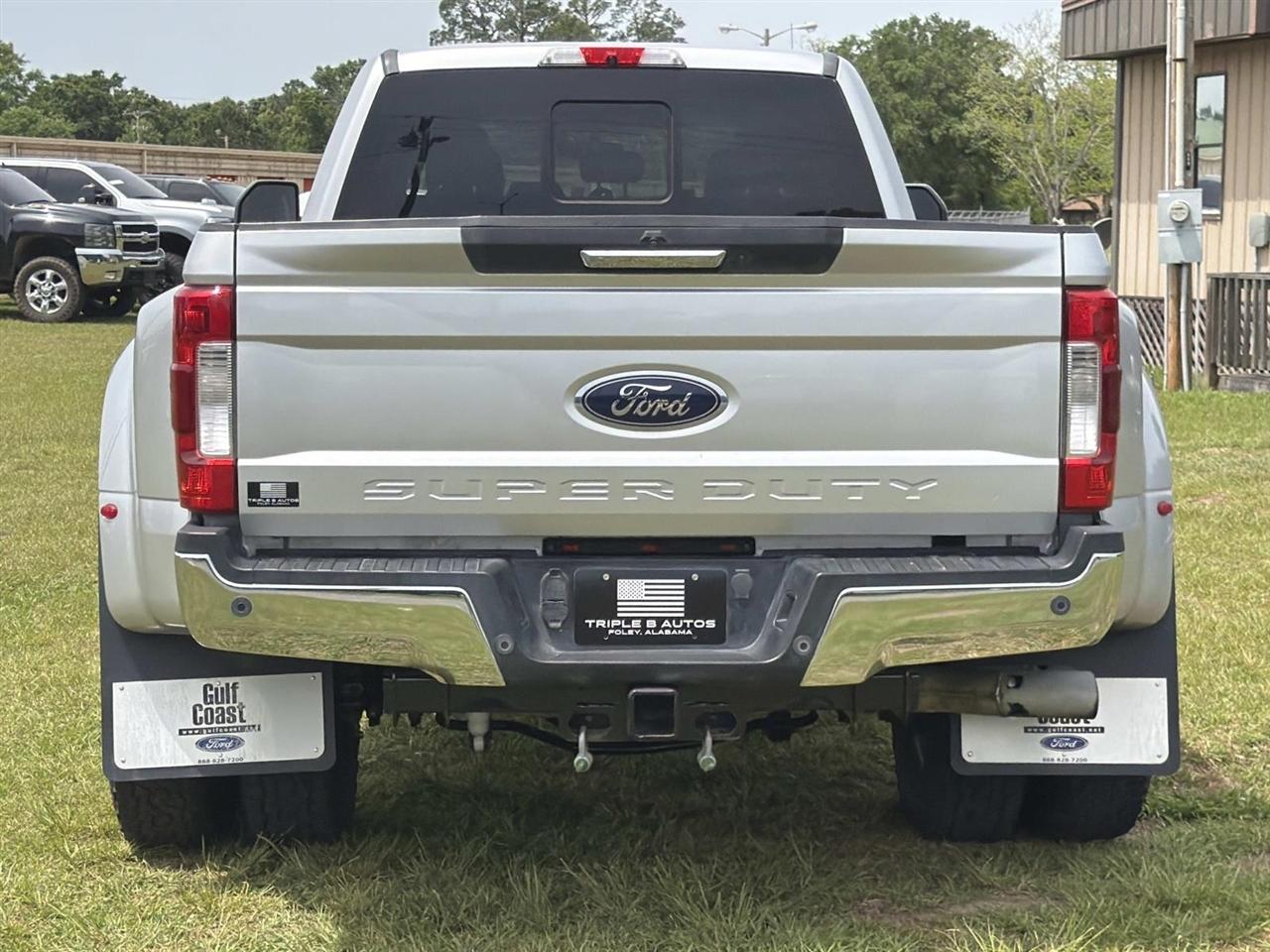 Ford Super Duty F-350 DRW Crew Cab 172" Lariat 4WD 2017