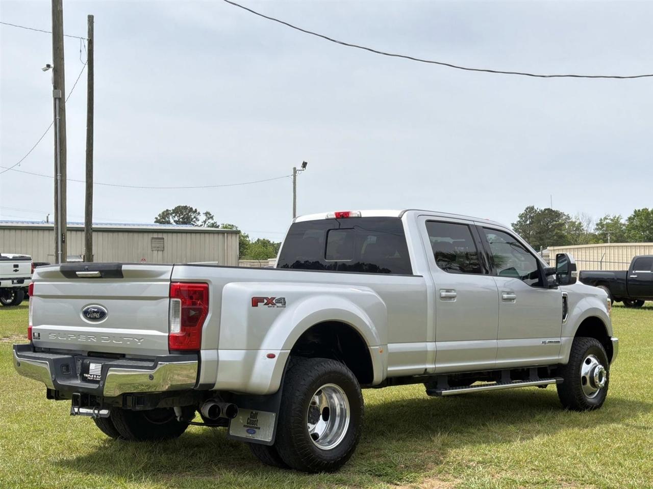 Ford Super Duty F-350 DRW Crew Cab 172" Lariat 4WD 2017