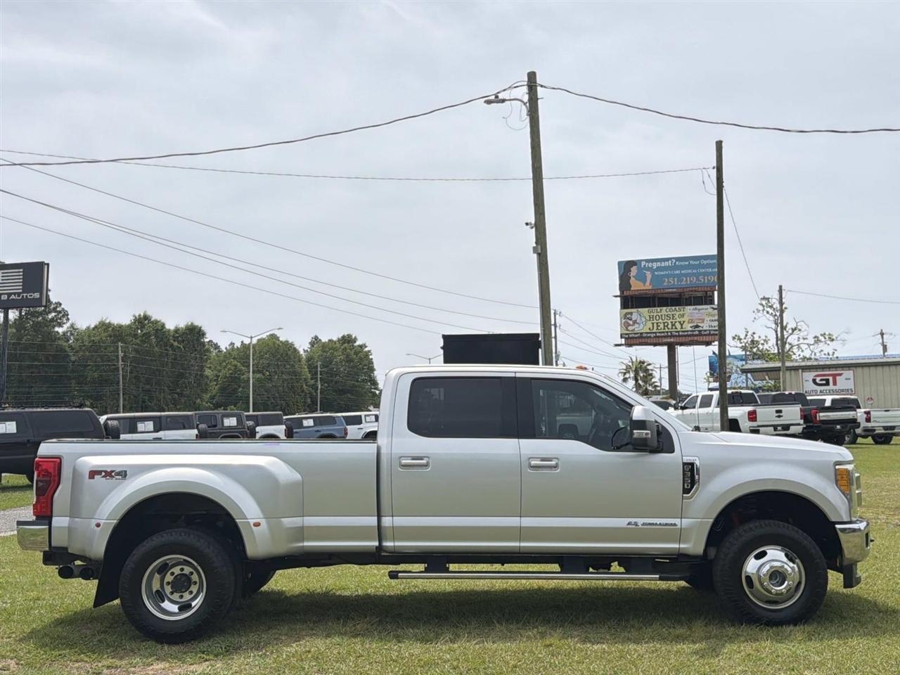 Ford Super Duty F-350 DRW Crew Cab 172" Lariat 4WD 2017