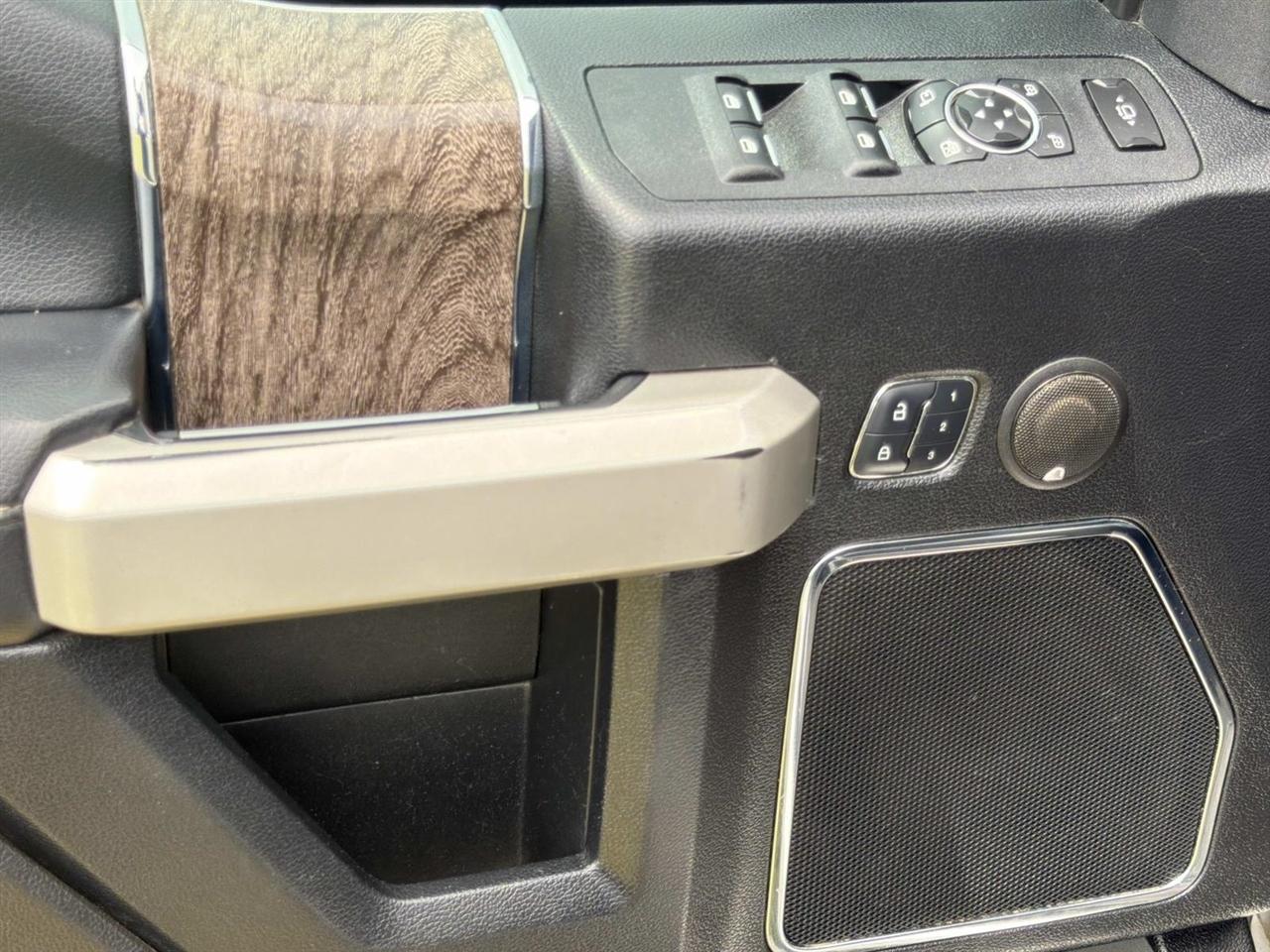 Ford Super Duty F-350 DRW Crew Cab 172" Lariat 4WD 2017