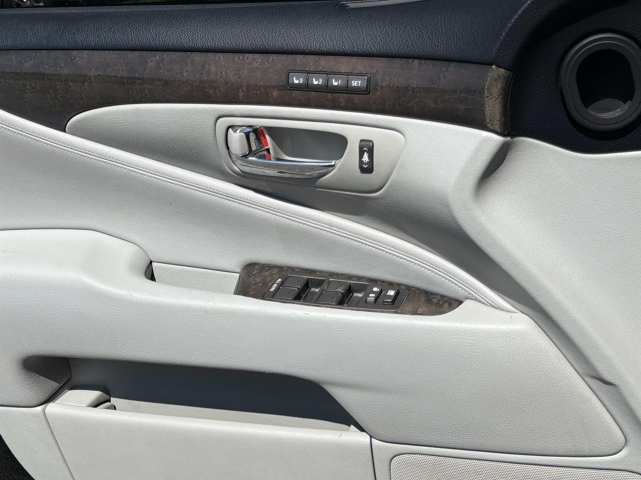 Lexus LS 460 4dr Sdn RWD 2011