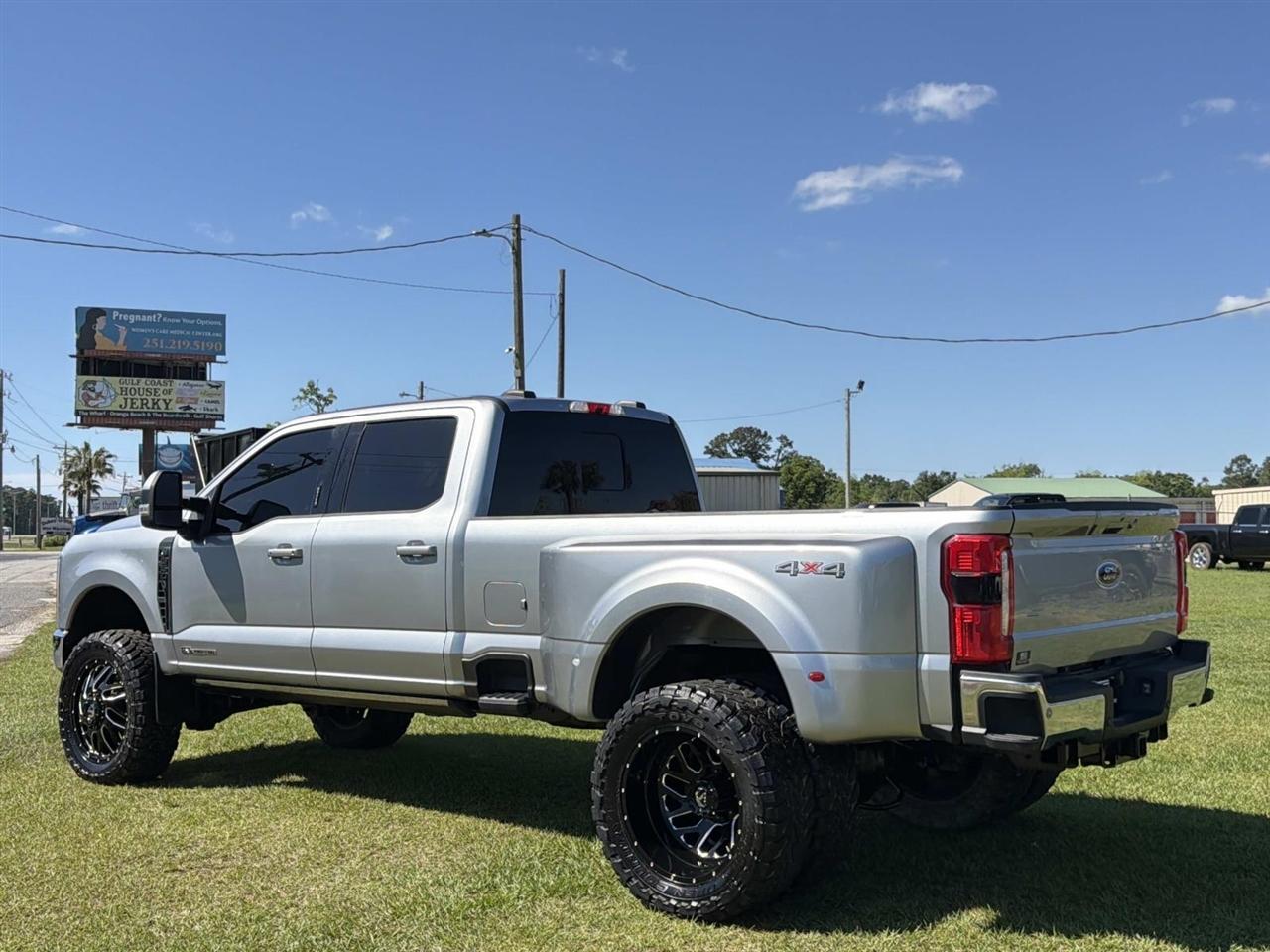 Ford Super Duty F-350 DRW King Ranch 4WD Crew Cab 8' Box 2023
