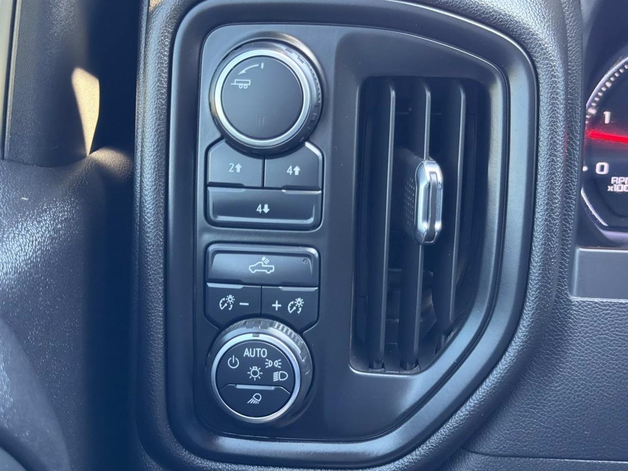 Chevrolet Silverado 2500HD 4WD Crew Cab 159" Custom 2023