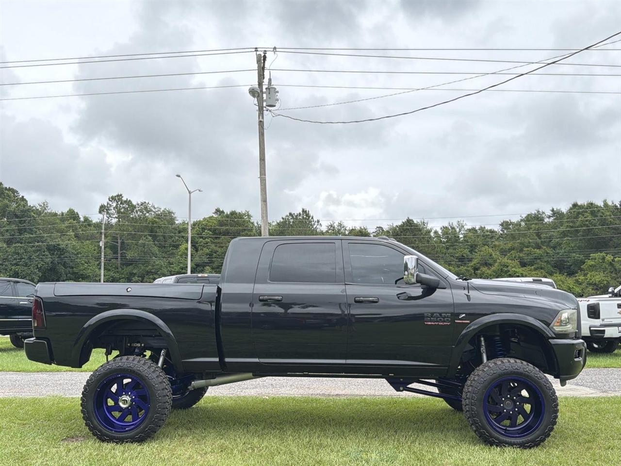 RAM 2500 Laramie 4x4 Mega Cab 6'4" Box 2017