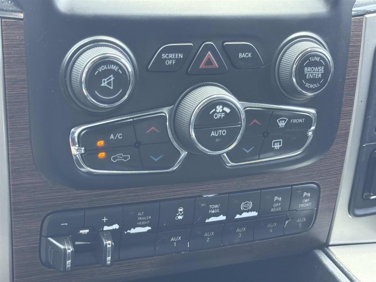 RAM 2500 Laramie 4x4 Mega Cab 6'4" Box 2017