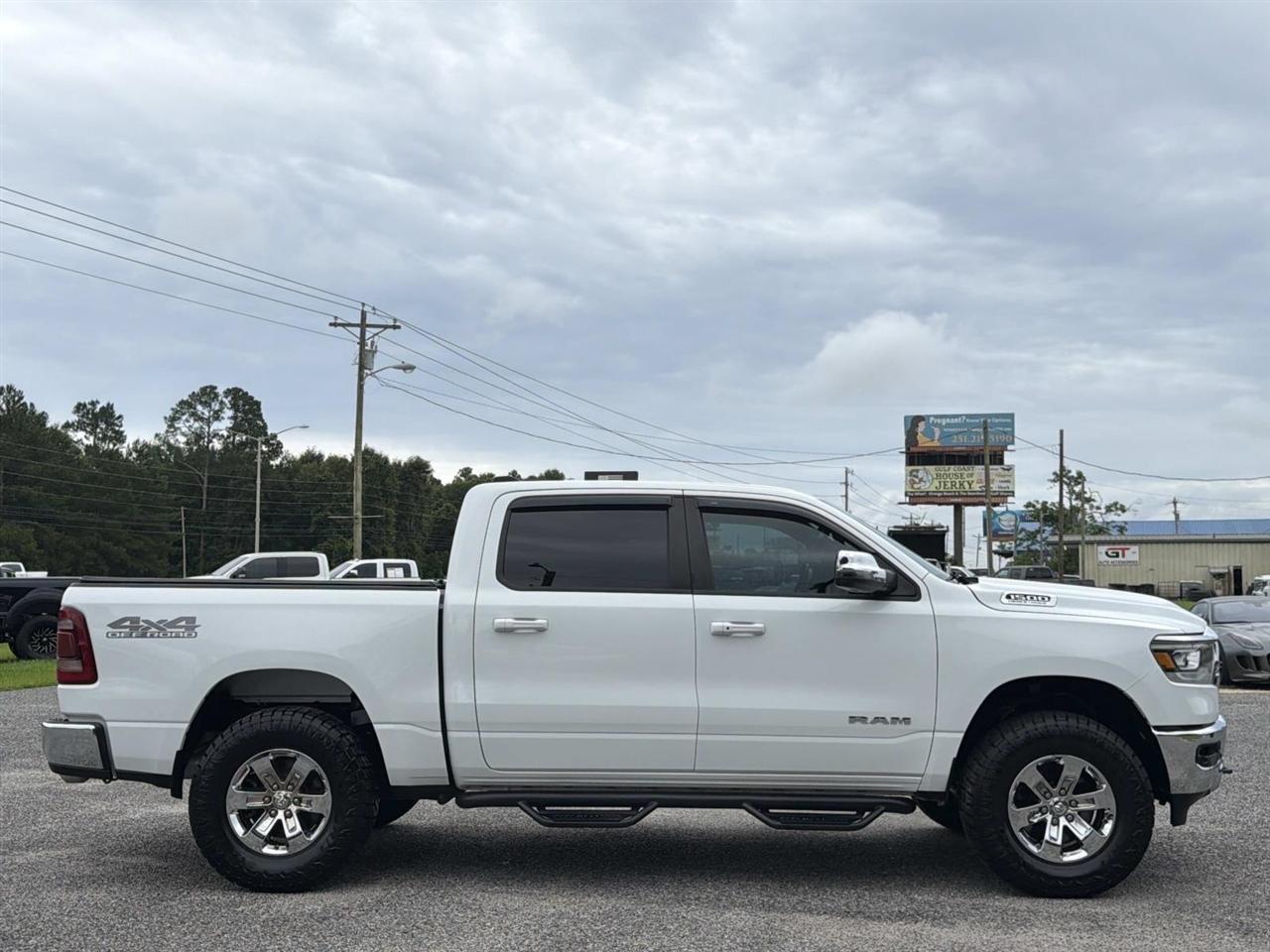 RAM 1500 Laramie 4x4 Crew Cab 5'7" Box 2023