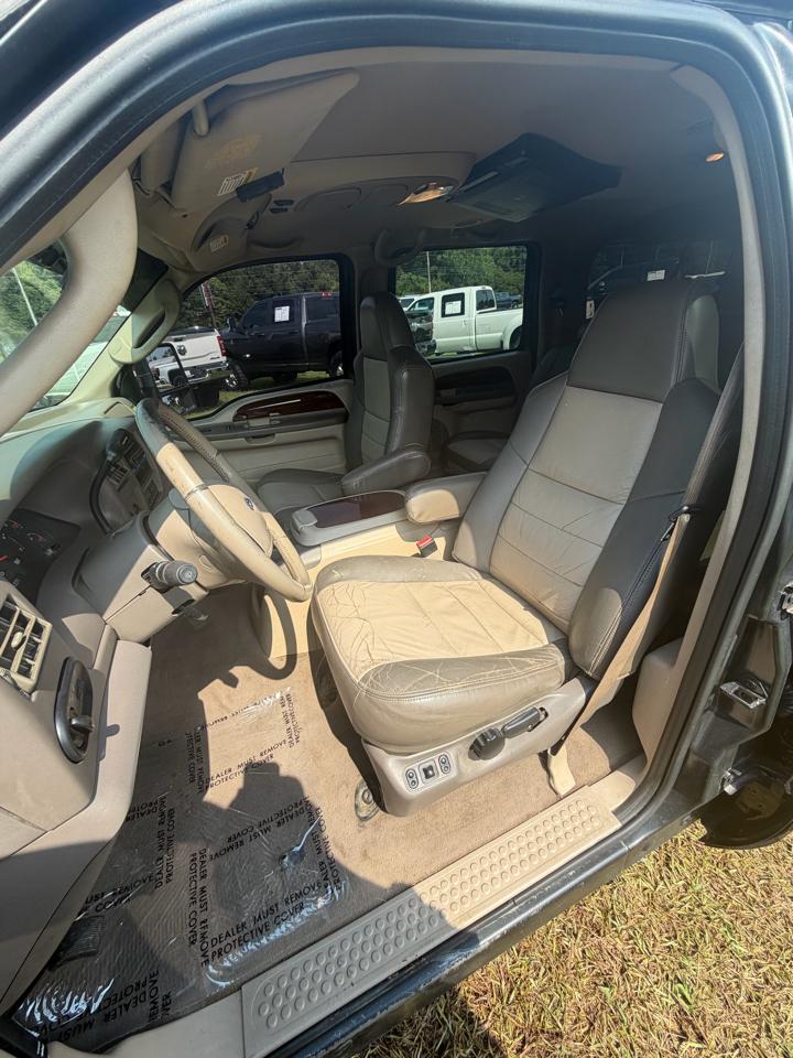 Ford Excursion 137" WB 6.8L Limited 2003