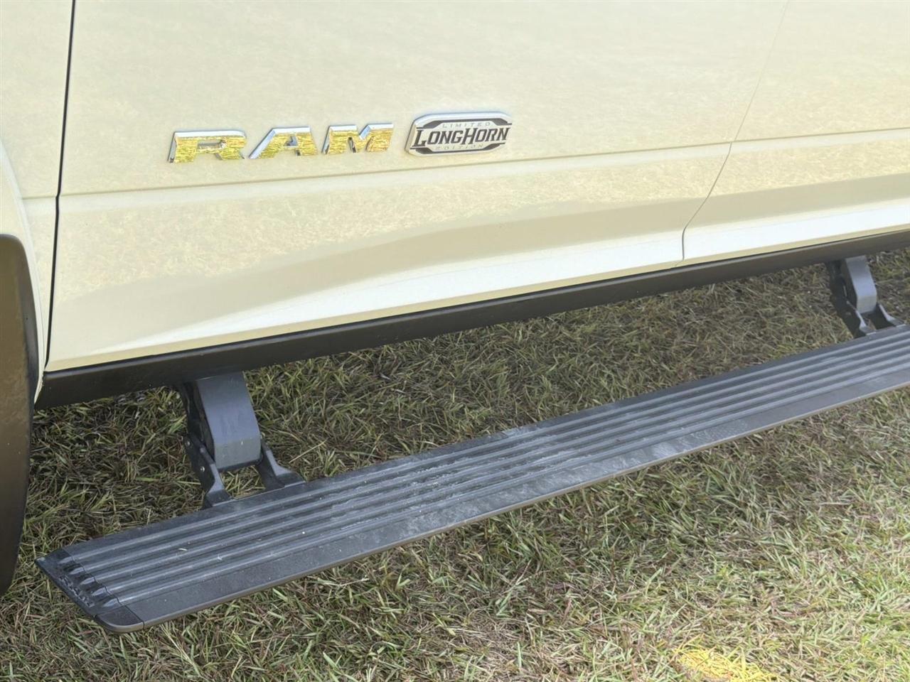 RAM 3500 Longhorn 4x4 Mega Cab 6'4" Box 2022