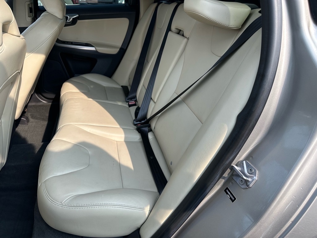 Volvo XC60 AWD 4dr T6 Drive-E 2016 Volvo XC60 AWD 4dr T6 Drive-E 2016