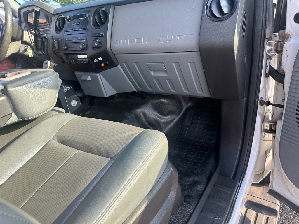 Ford Super Duty F-550 DRW 2WD Reg Cab 141" WB 60" CA XL 2012 Ford Super Duty F-550 DRW 2WD Reg Cab 141" WB 60" CA XL 2012