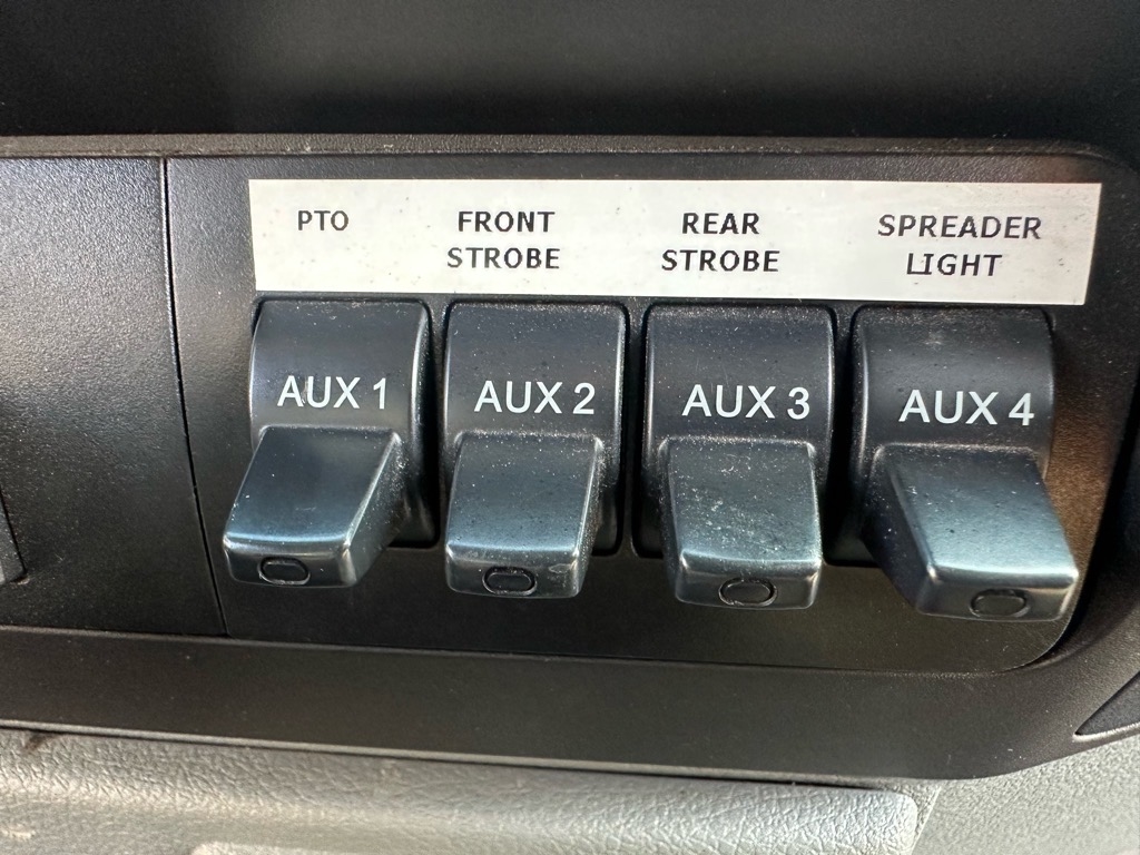 Ford Super Duty F-550 DRW 2WD Reg Cab 141" WB 60" CA XL 2012