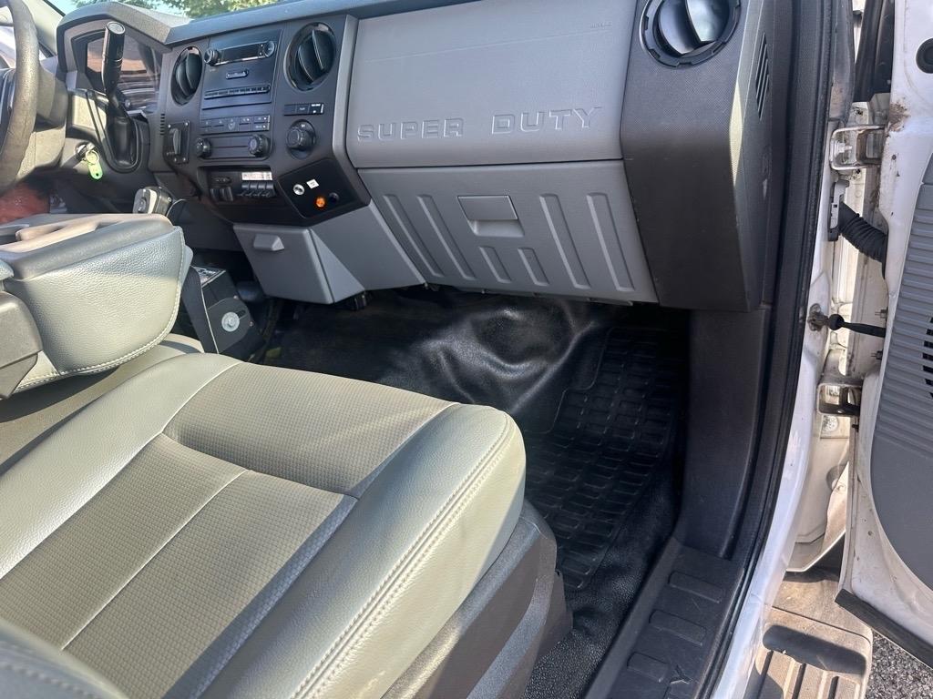 Ford Super Duty F-550 DRW 2WD Reg Cab 141" WB 60" CA XL 2012