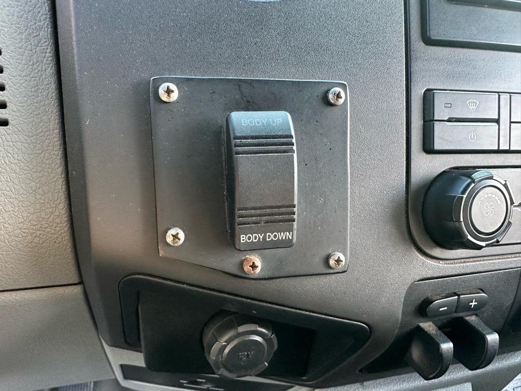 Ford Super Duty F-550 DRW 2WD Reg Cab 141" WB 60" CA XL 2012