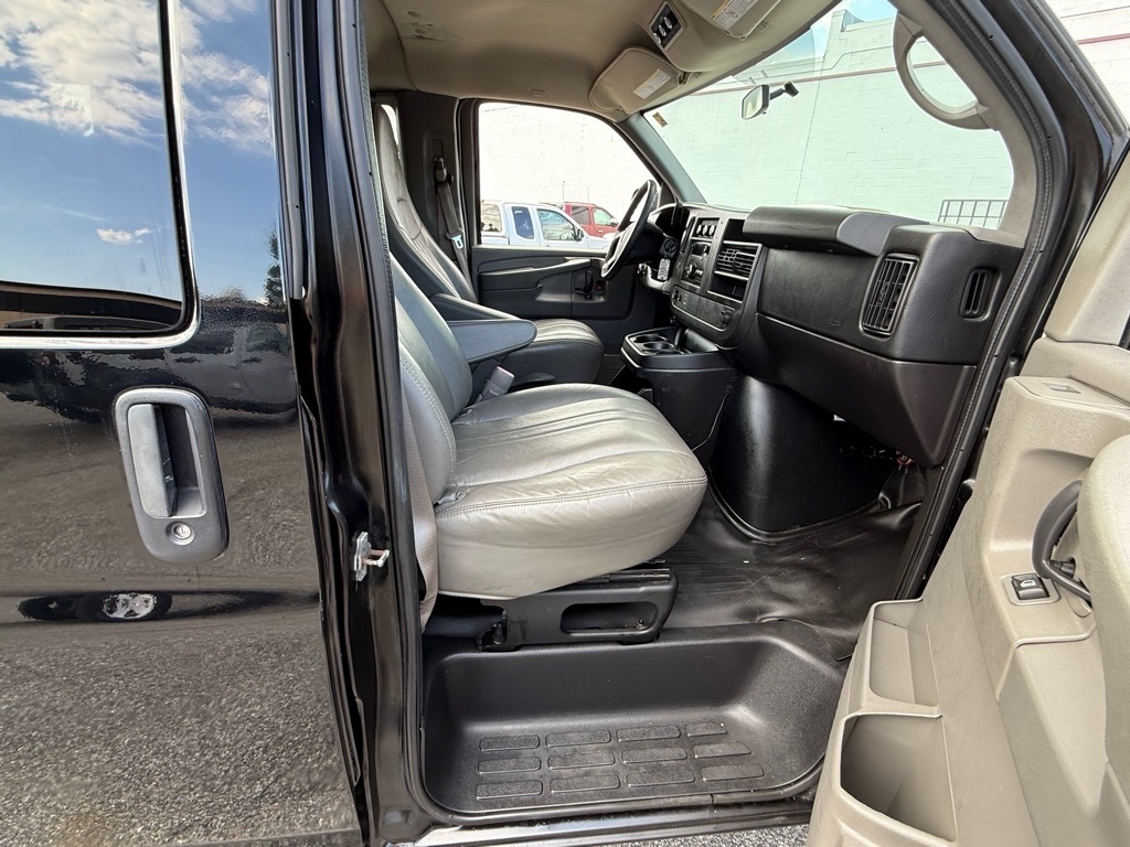 Chevrolet Express Passenger RWD 2500 135" LS 2014 Chevrolet Express Passenger RWD 2500 135" LS 2014