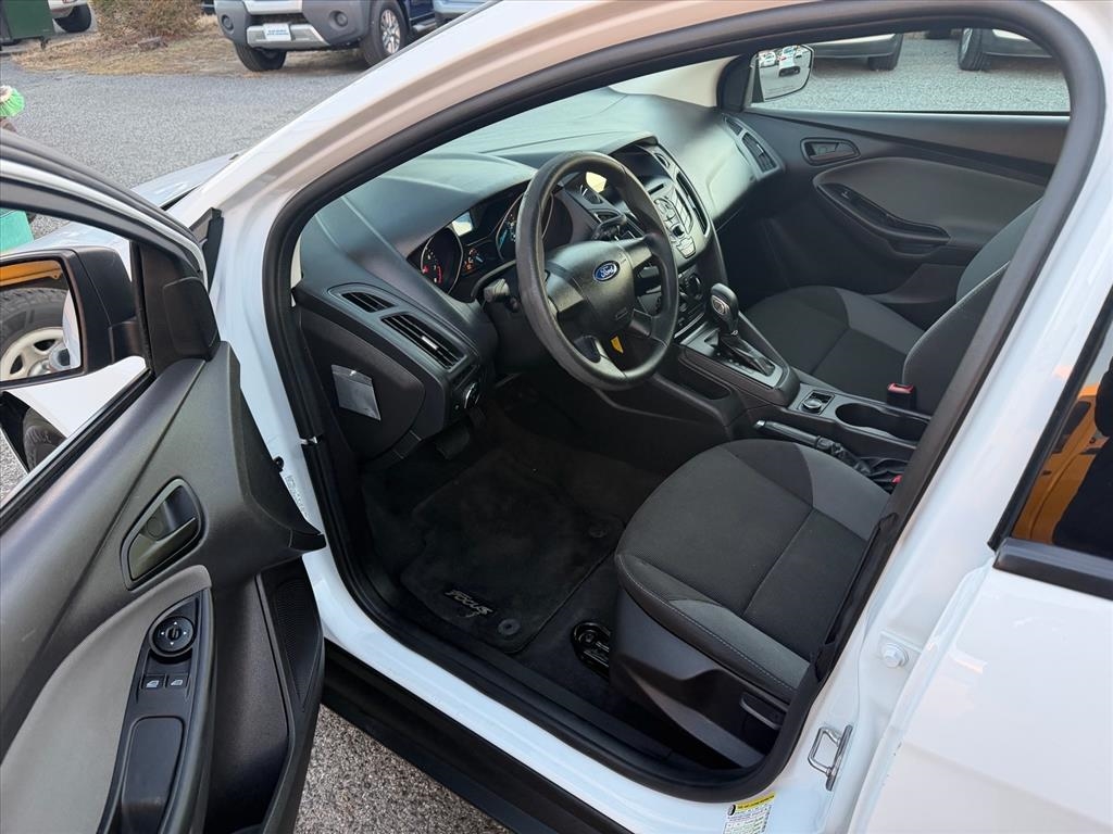 Ford Focus 4dr Sdn S 2014