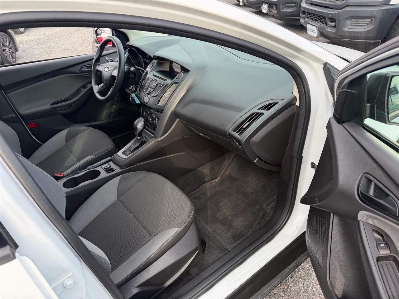 Ford Focus 4dr Sdn S 2014