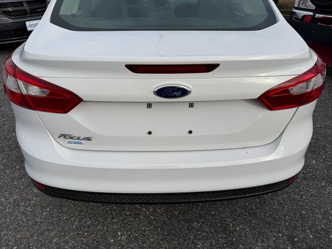 Ford Focus 4dr Sdn S 2014