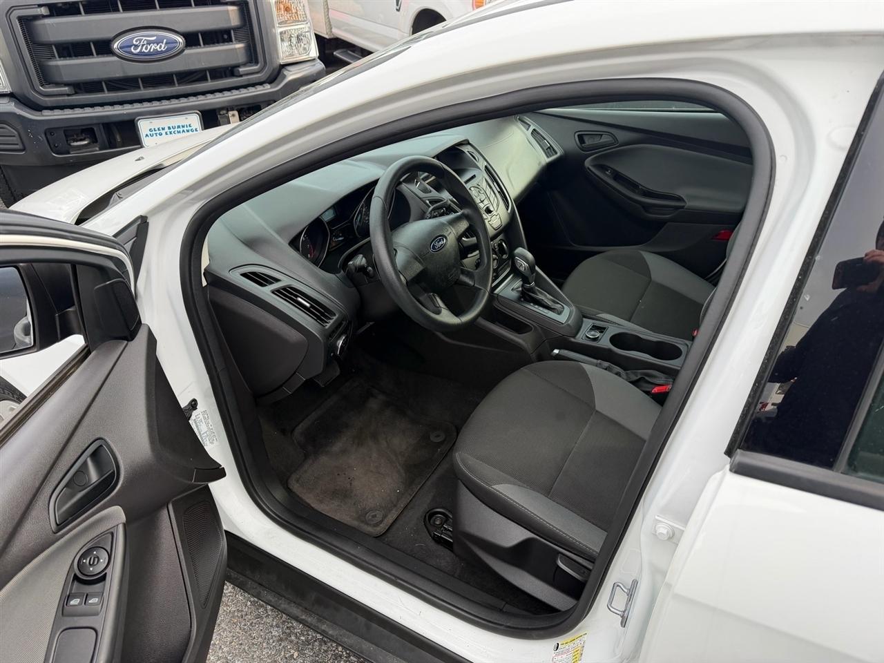 Ford Focus 4dr Sdn S 2014