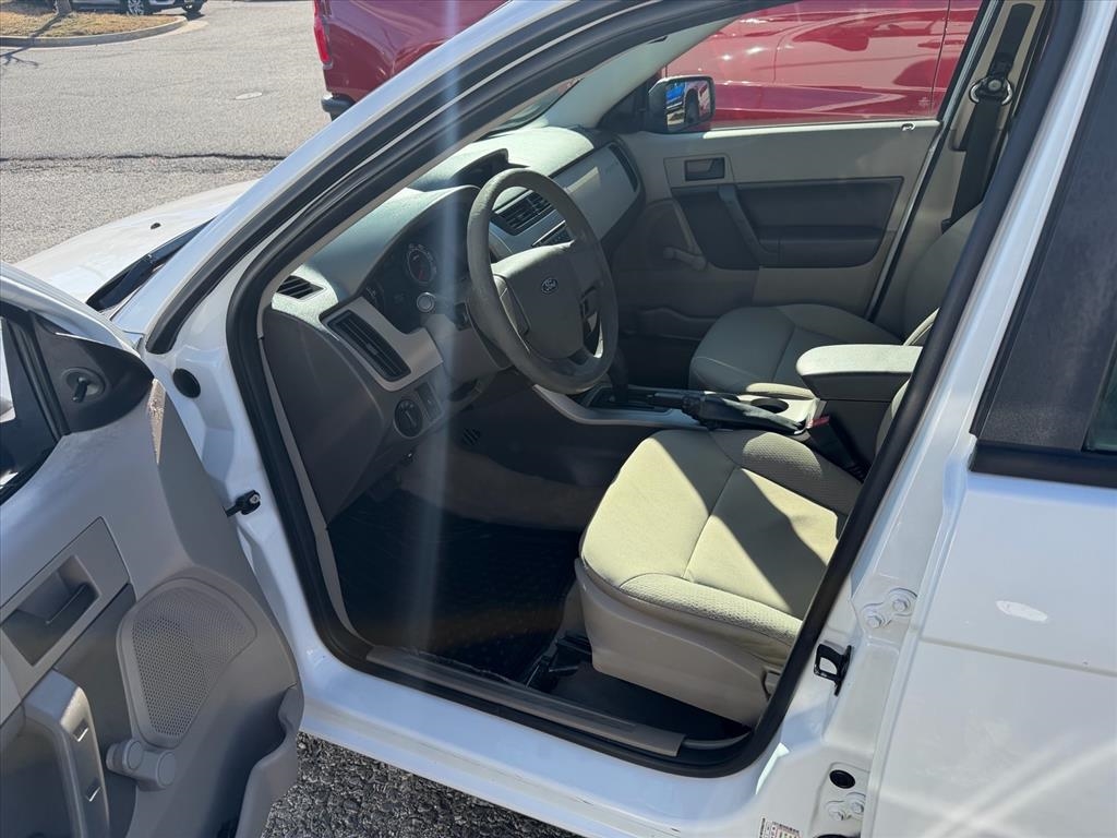 Ford Focus 4dr Sdn S 2008