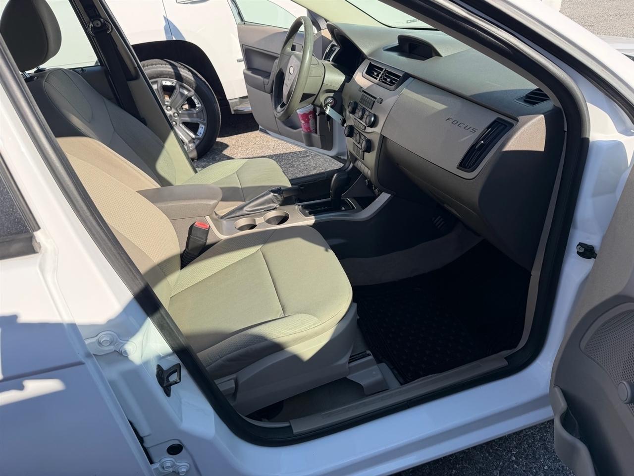 Ford Focus 4dr Sdn S 2008