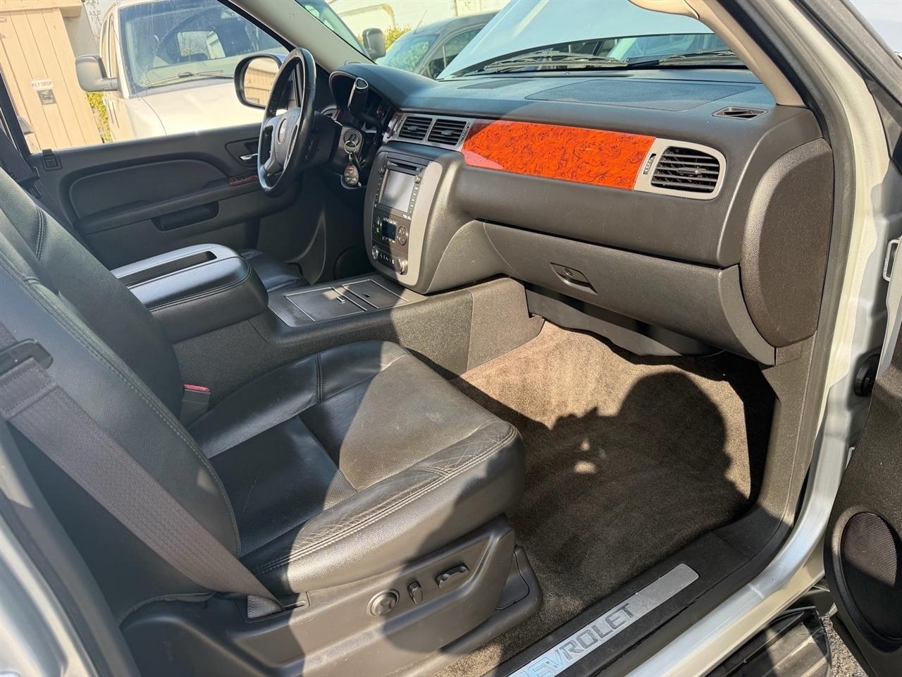 Chevrolet Suburban 4WD 4dr 1500 LTZ 2012