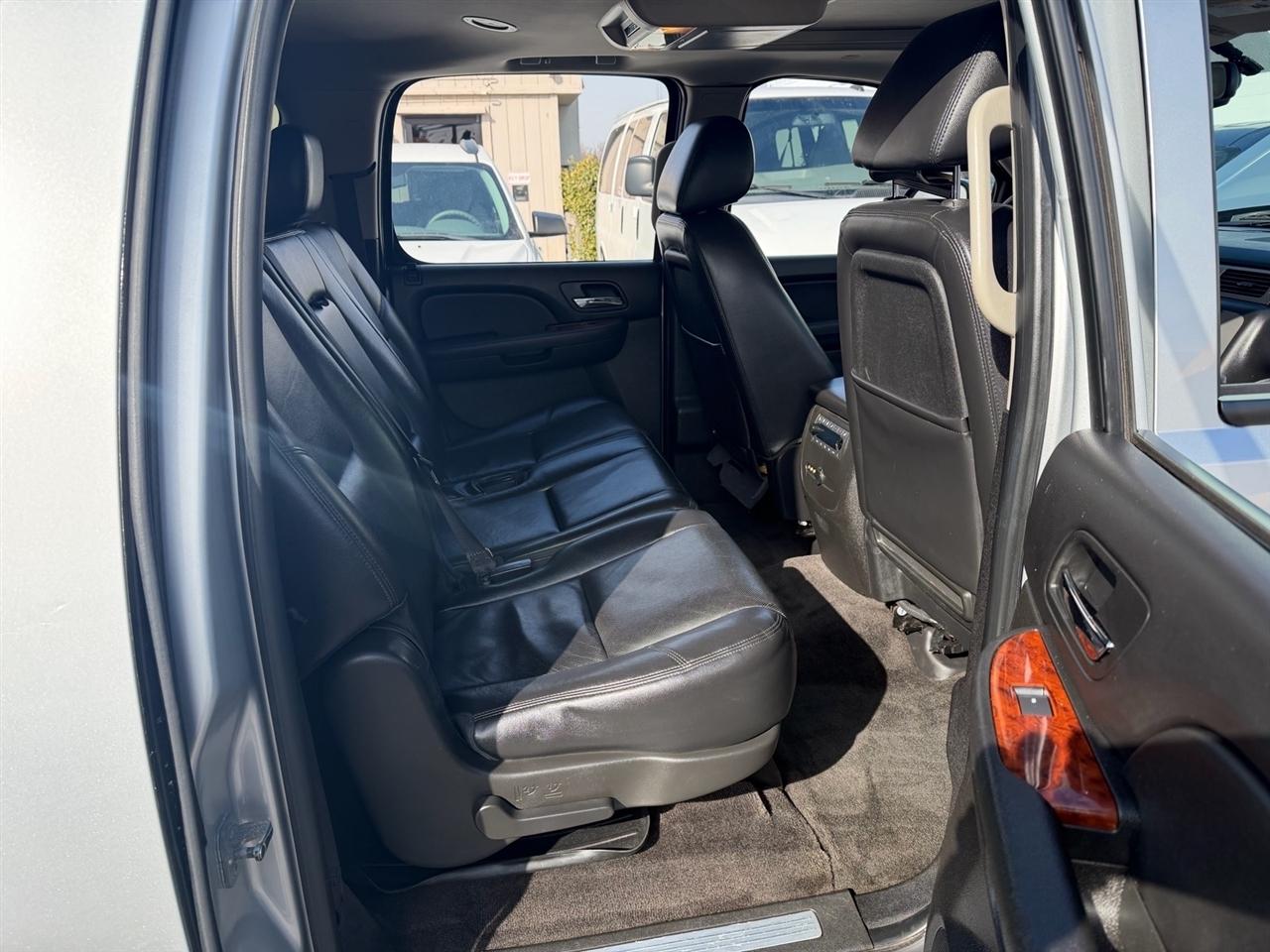 Chevrolet Suburban 4WD 4dr 1500 LTZ 2012