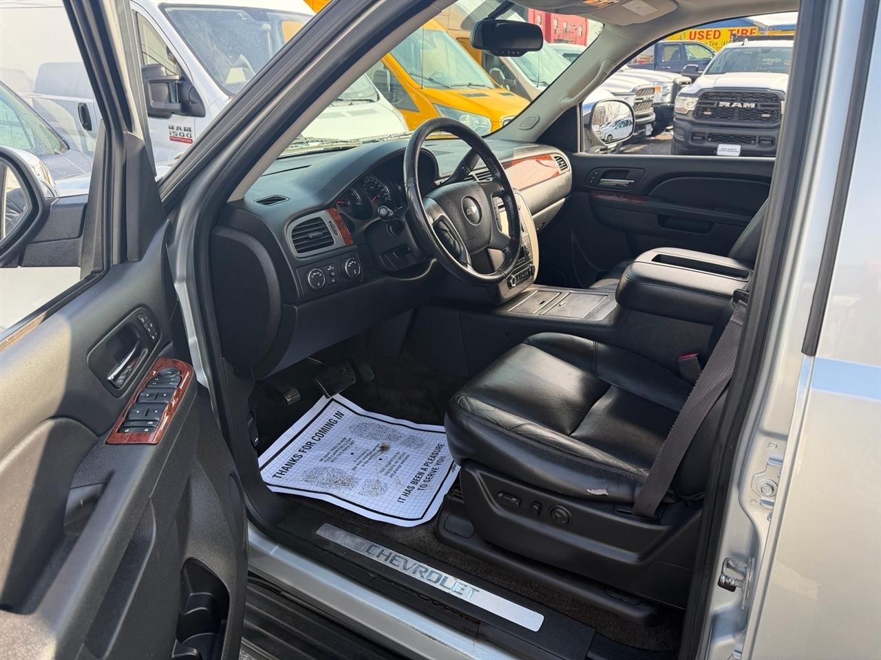 Chevrolet Suburban 4WD 4dr 1500 LTZ 2012