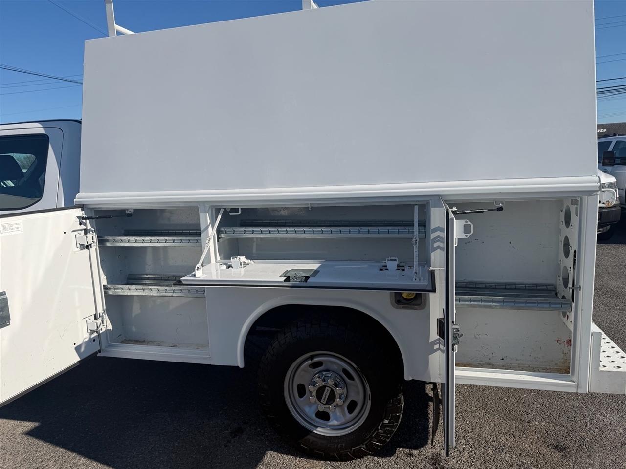 Ford Super Duty F-350 SRW XL 4WD Crew Cab 179" WB 60" CA 2021