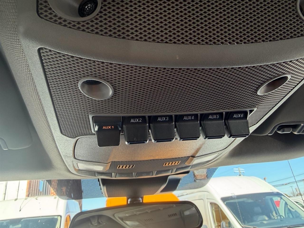 Ford Super Duty F-350 SRW XL 4WD Crew Cab 179" WB 60" CA 2021