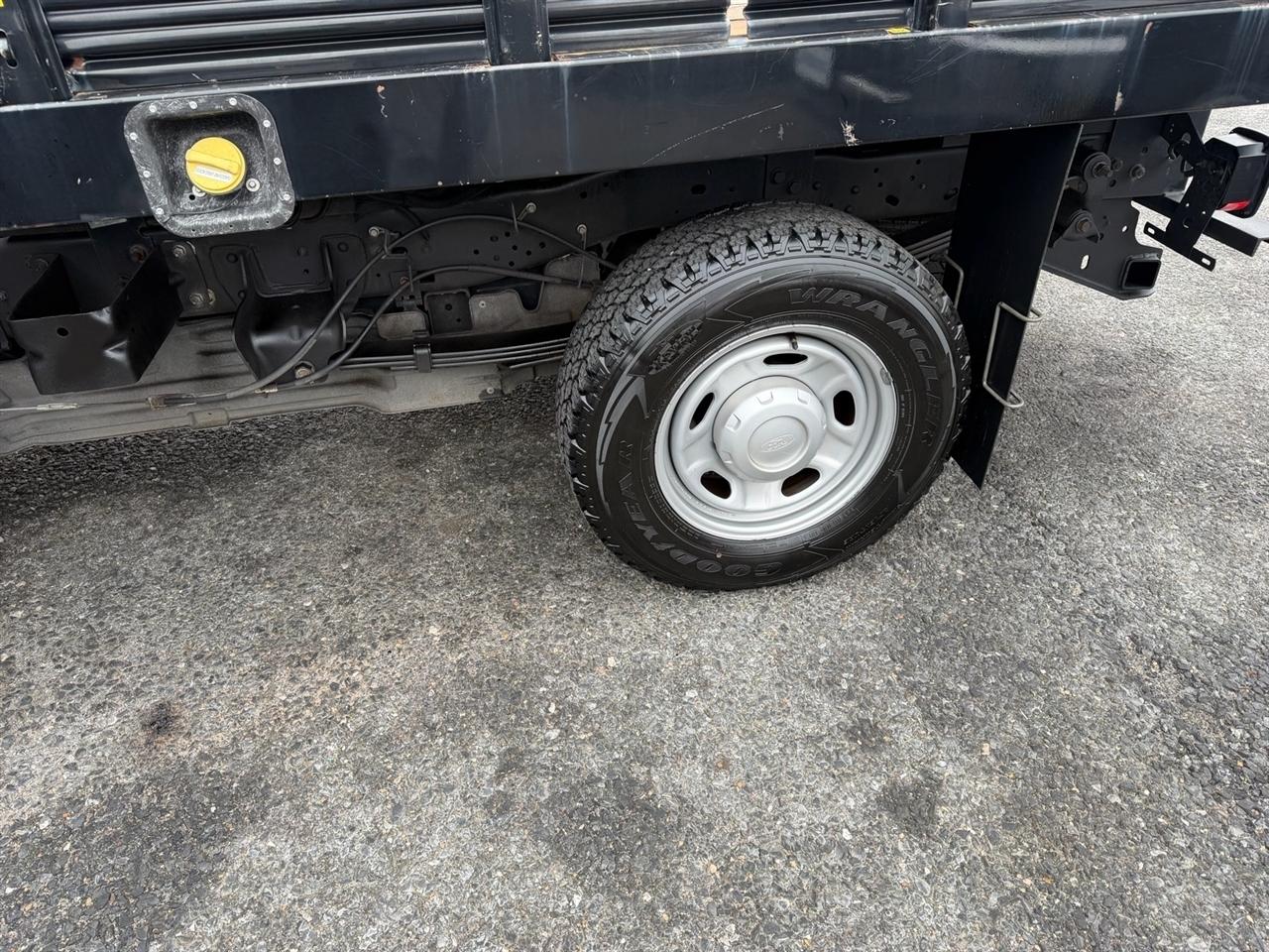 Ford Super Duty F-250 SRW 2WD Reg Cab 137" XLT 2012