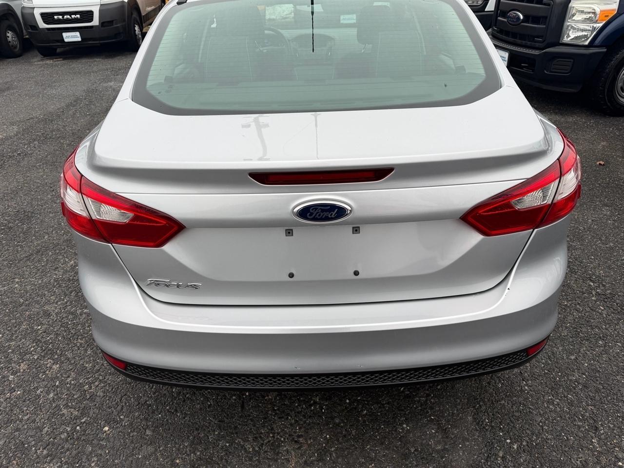 Ford Focus 4dr Sdn S 2014