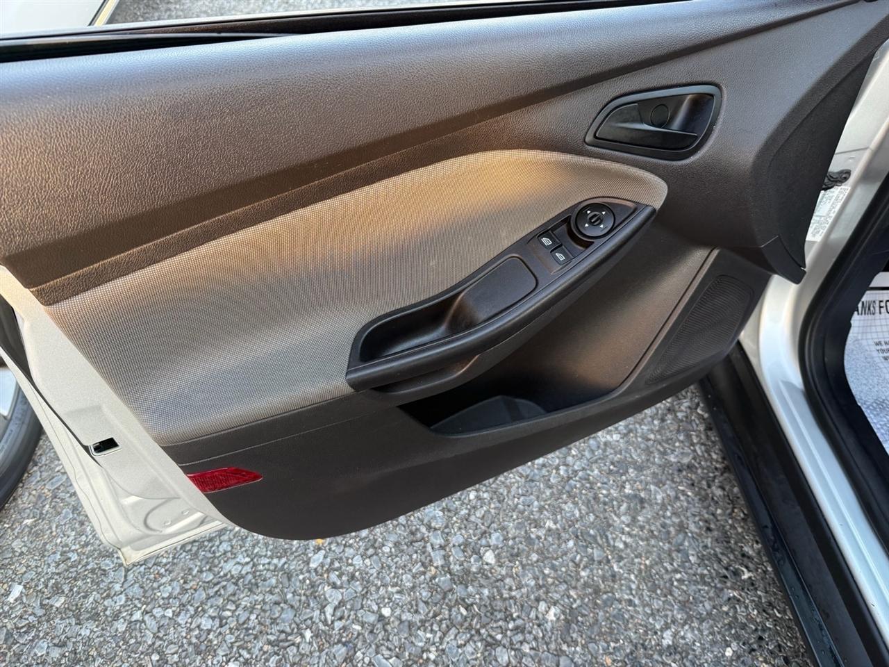 Ford Focus 4dr Sdn S 2014