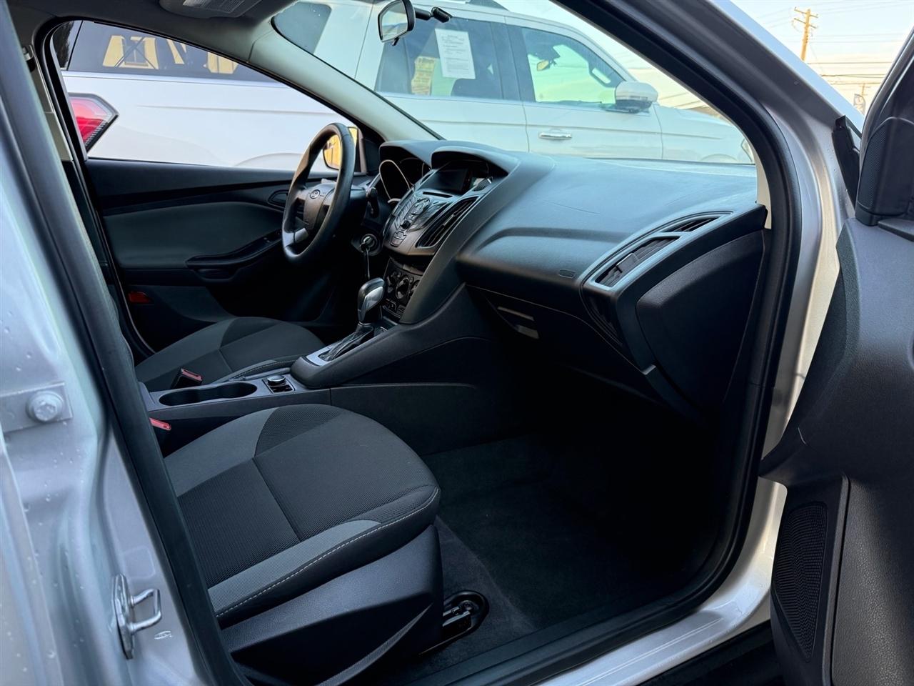 Ford Focus 4dr Sdn S 2014