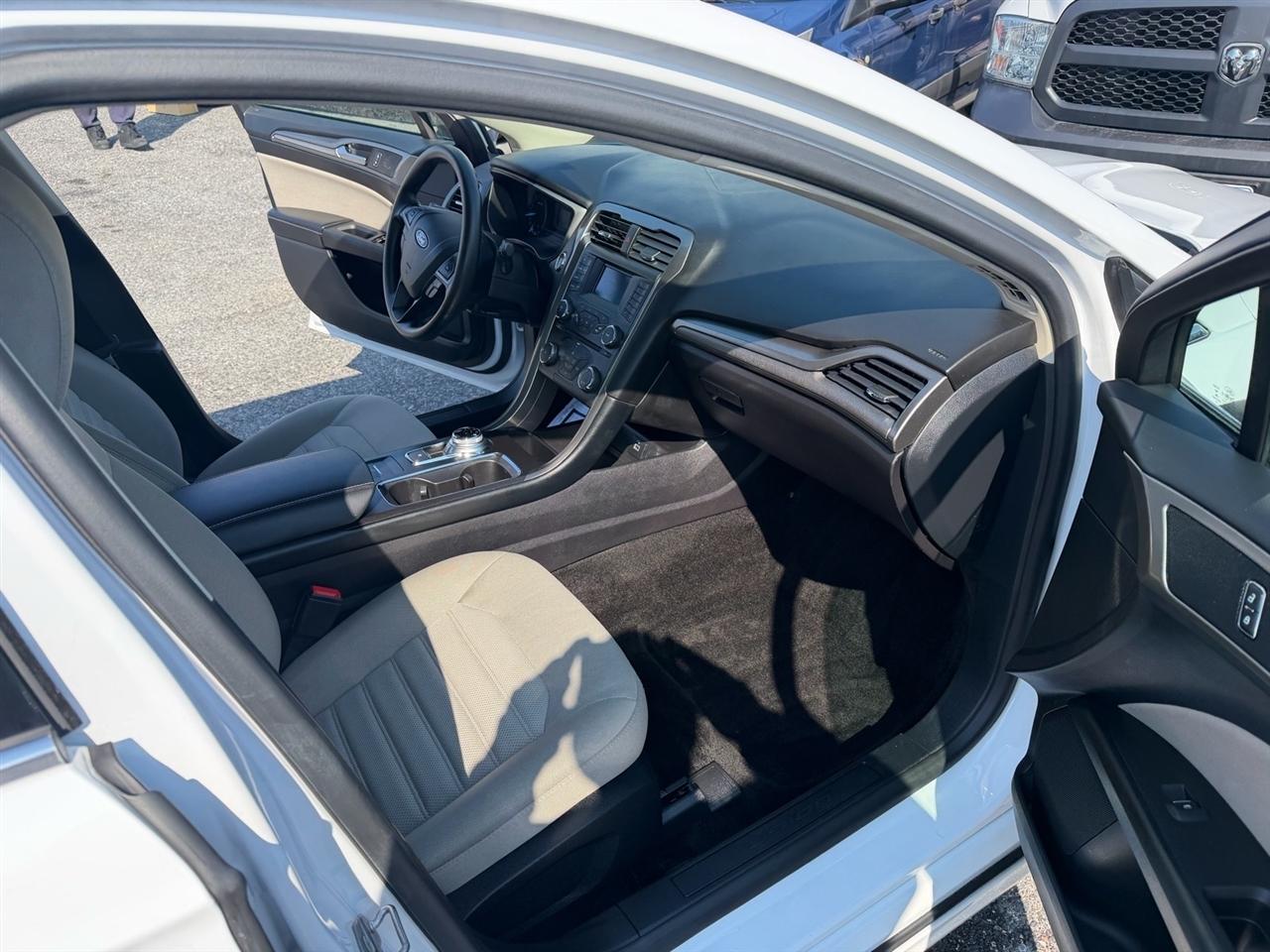 Ford Fusion S FWD 2018