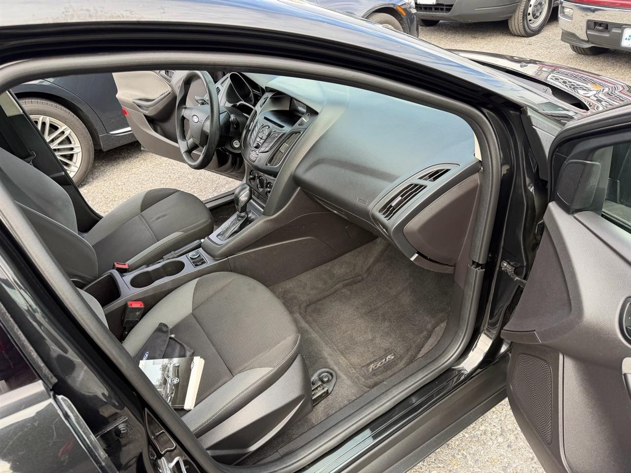 Ford Focus 4dr Sdn S 2014