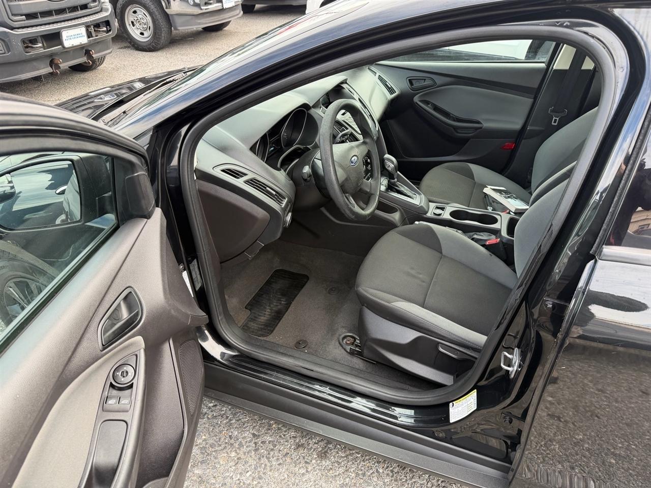 Ford Focus 4dr Sdn S 2014