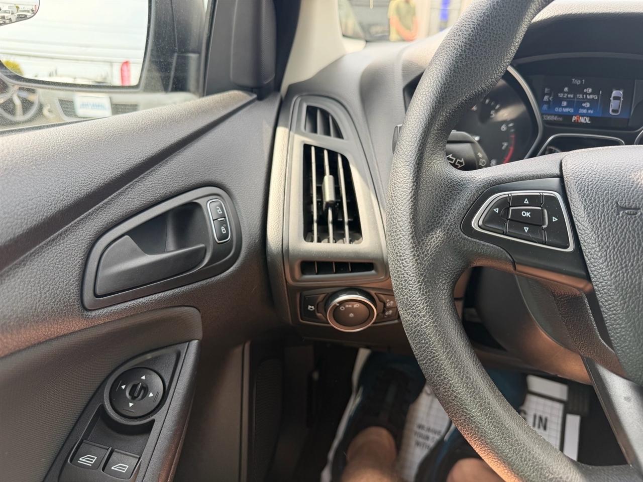 Ford Focus 4dr Sdn S 2015