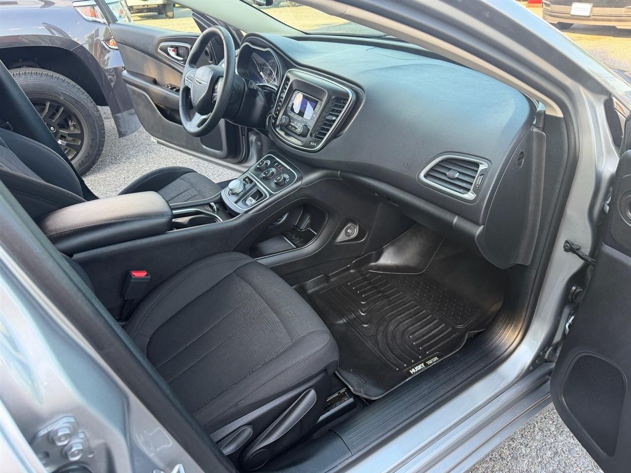 Chrysler 200 LX FWD 2017