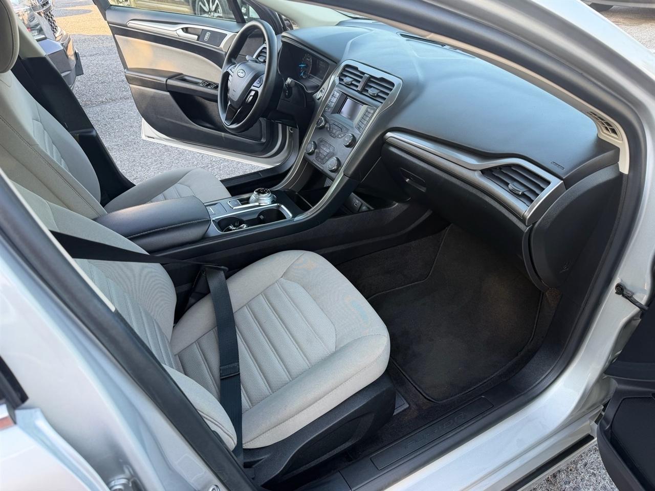 Ford Fusion S FWD 2019