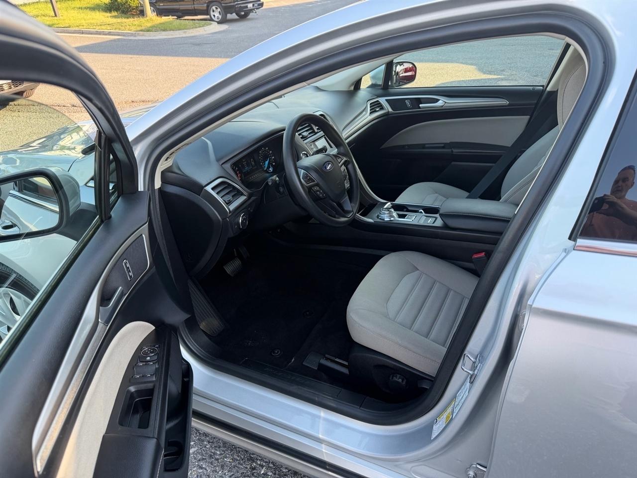 Ford Fusion S FWD 2019