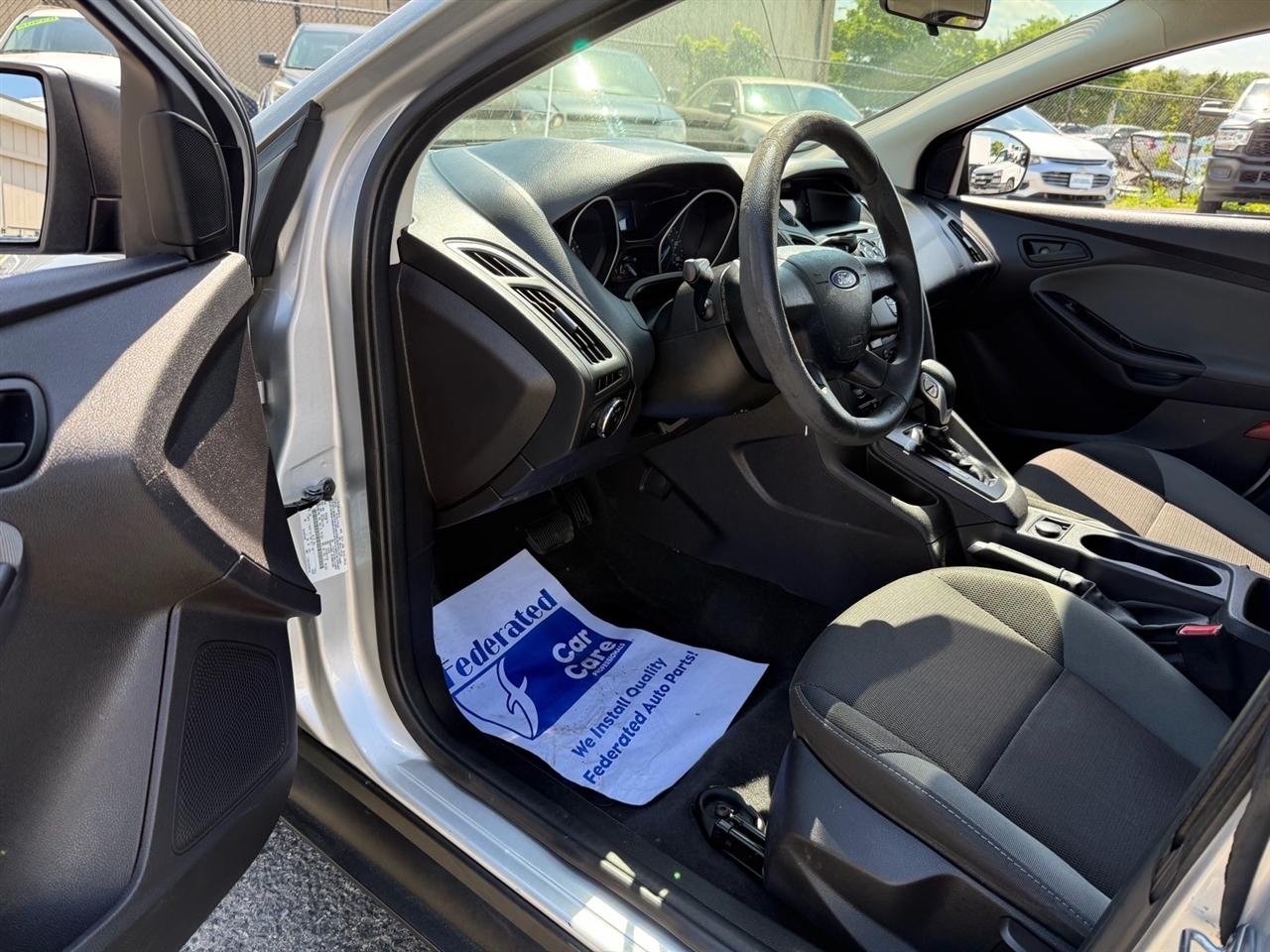 Ford Focus 4dr Sdn S 2014