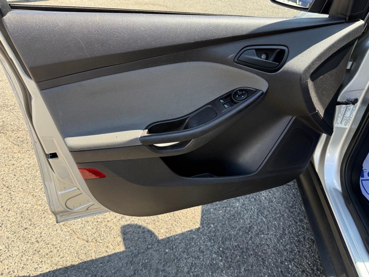 Ford Focus 4dr Sdn S 2014